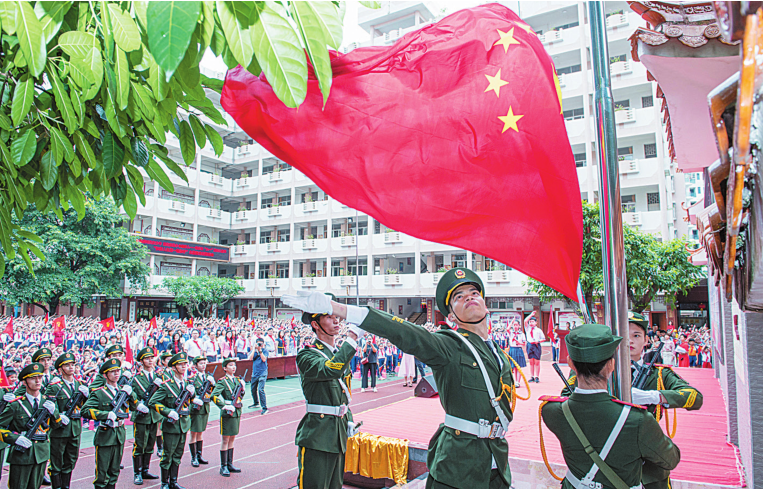 77779193永利官网国旗护卫队在第七小学开展升旗仪式。受访单位供图