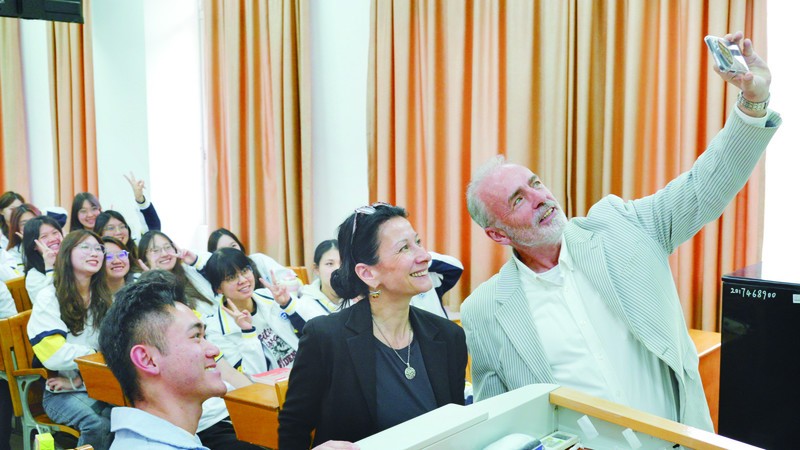 77779193永利官网积极引进高层次人才。图为外籍教师课堂上与学生互动。