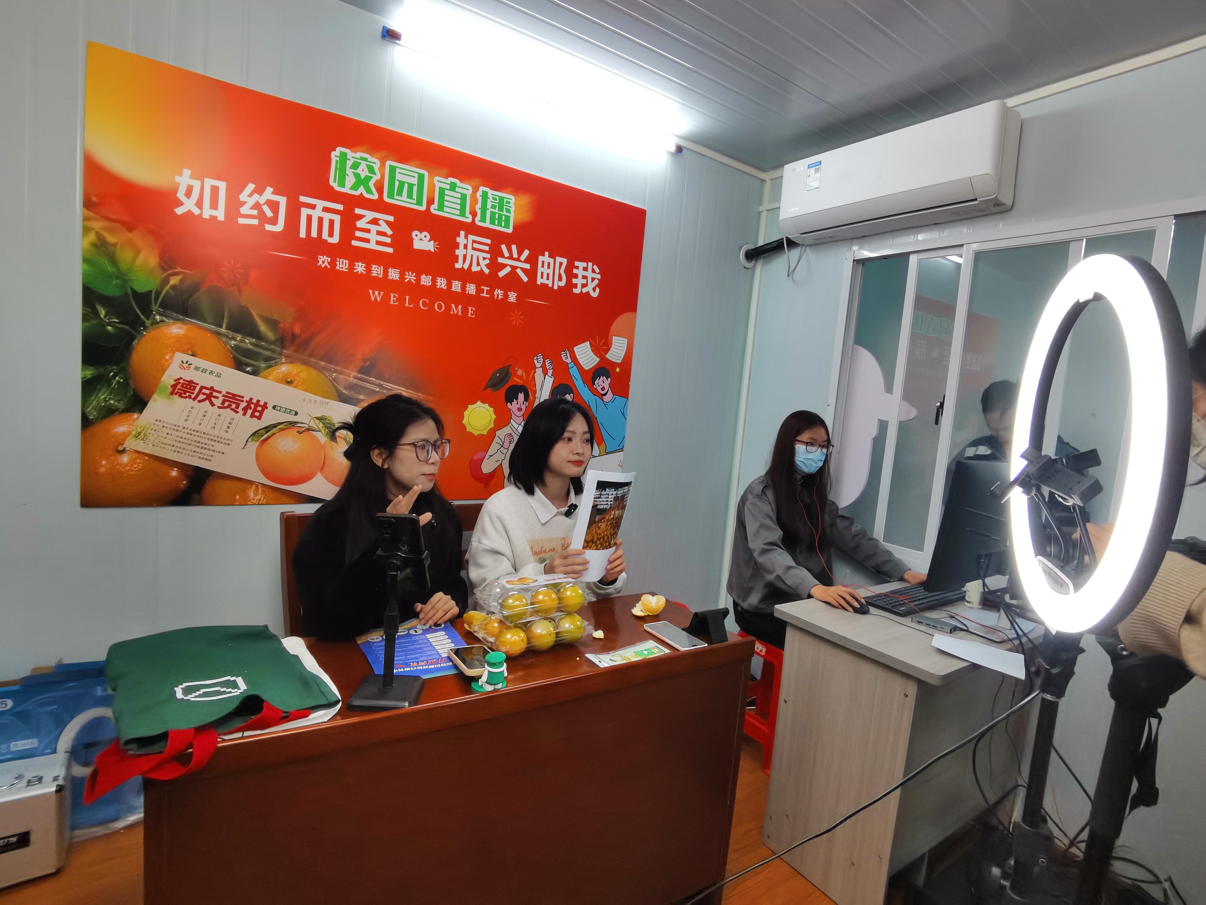 77779193永利官网学生在校园邮政综合服务中心直播。西江日报记者 戴福钿 摄.jpg